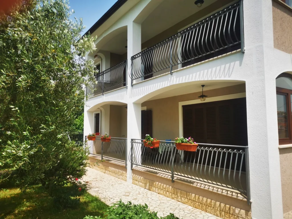 Garden Apartment Maria exterior with balcony and garden, Vrsar, Istria